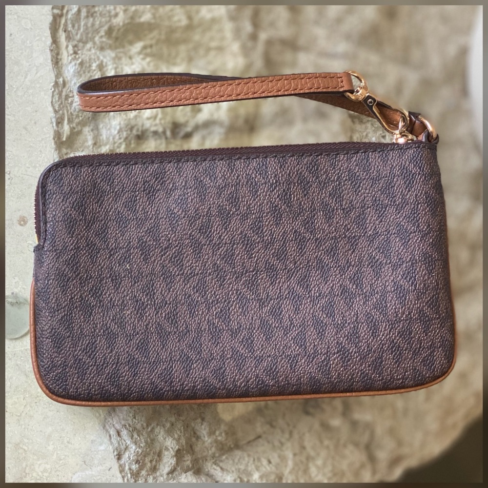 ✨Michael Kors Fulton Signature Top Zip Wristlet ✨ - Picture 4 of 5